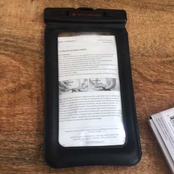 Air Canada universal water resistant pouch . - Picture 3 of 6